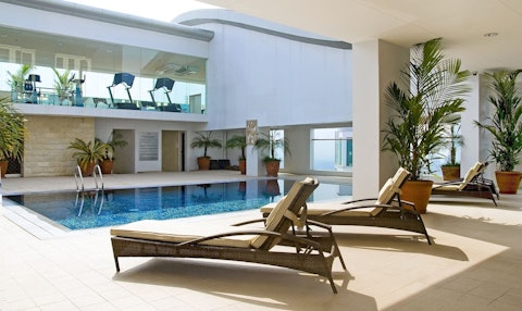 ショッピングモールは徒歩圏内！屋上プールやジム併設＆マカティシティのホテルにステイ