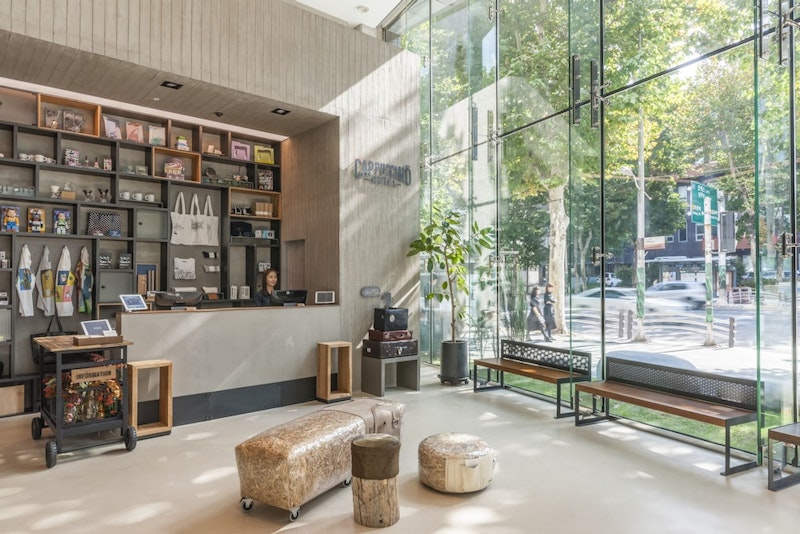 おしゃれなルーフトップバー併設！観光に便利な駅チカ＆落ちつきあるホテルで快適ステイ