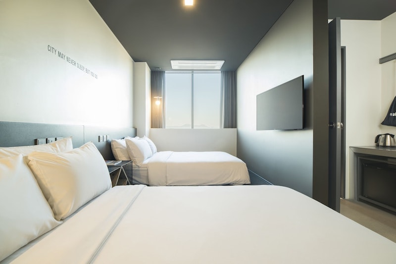 江南エリアの夜景を満喫！屋上バー併設のグループ向けホテル滞在。金浦着で便利