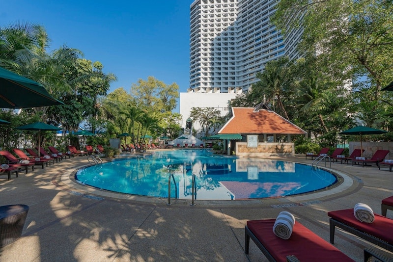 ニューハーフショー鑑賞つき!美食や絶景を堪能できる豪華ホテル泊。ビジネスクラス利用