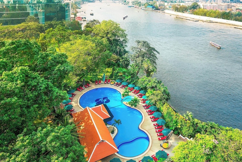 ニューハーフショー鑑賞つき!チャオプラヤー川沿いの5つ星ホテル泊。ビジネスクラス利用