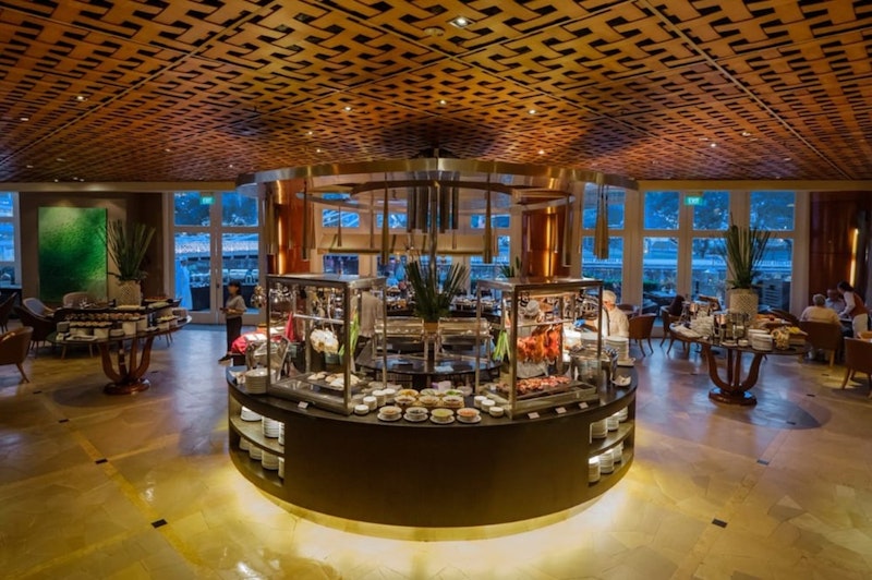 マーライオン公園やボートキーはすぐそば!絶景プール完備の老舗ラグジュアリーホテル泊