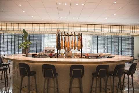 美食も魅力！カンプノウが徒歩圏内の5つ星ホテルにステイ。ビジネスクラス利用、送迎つき