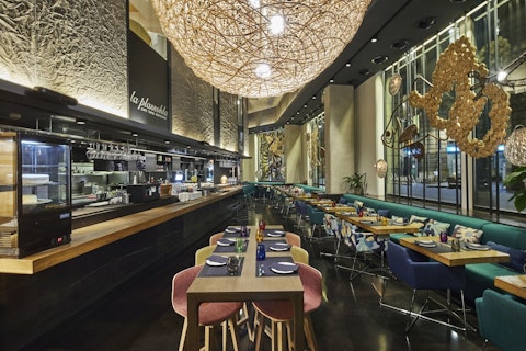 ゴシック地区の豪華5つ星ホテル。ジュニアスイートに滞在！ビジネスクラス利用、送迎つき