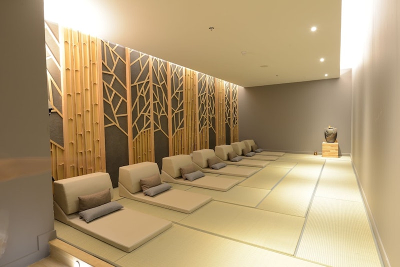 ニューハーフショー鑑賞つき!温泉施設が充実。優雅な5つ星ホテルに癒やしのステイ