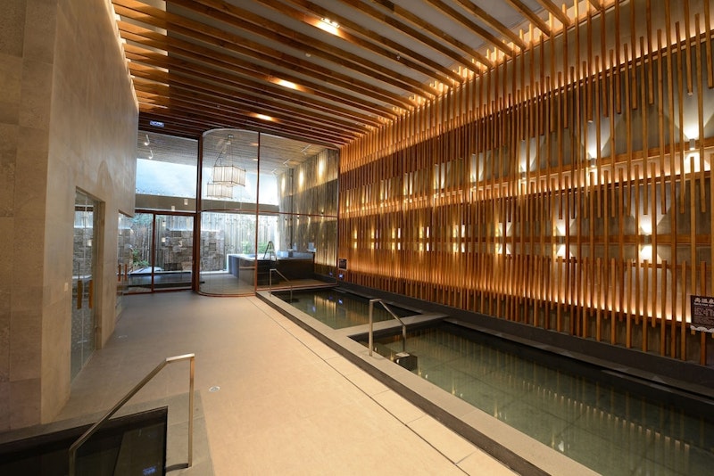 ニューハーフショー鑑賞つき!温泉も魅力の豪華5つ星ホテルに滞在。ビジネスクラス利用