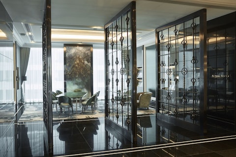 ニューハーフショー鑑賞つき！大規模温泉ホテルでリラックスステイ。ビジネスクラス利用