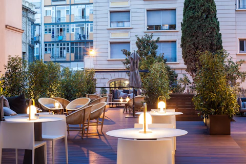 街を一望するプールつき5つ星ホテルに宿泊。サグラダ観光つき＆ビジネスクラス利用