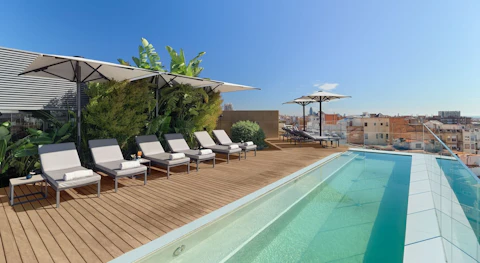 屋上バーから市内を一望！豪華5つ星ホテルに至福のステイ。ビジネスクラス利用、送迎つき