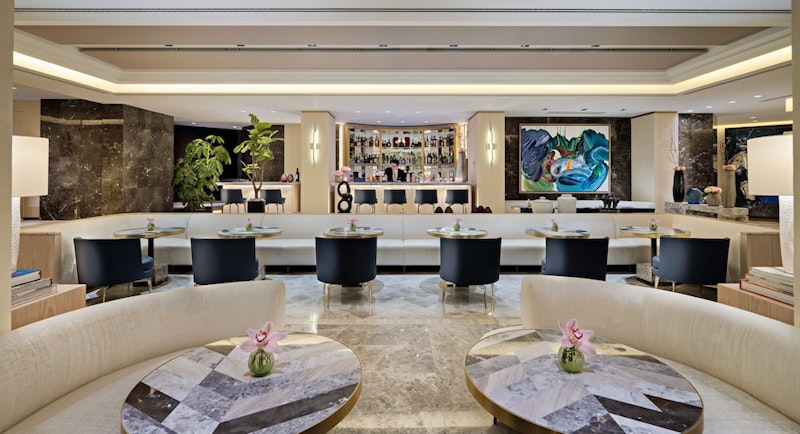 ビジネスクラスで快適フライト！建築遺産が集まるエリアの5つ星ホテルに宿泊