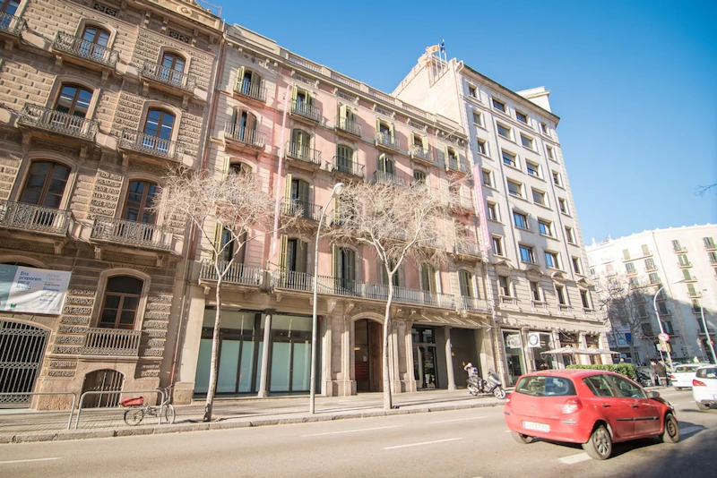 カタルーニャ広場とグラシア通りすぐ！中心地にある立地が自慢の4つ星ホテルに宿泊