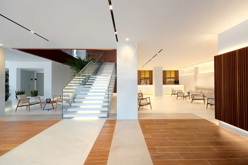 地中海とのコントラストが魅力！白を基調とした明るいデザインの4つ星ホテルに宿泊