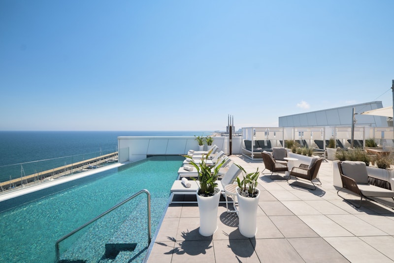 地中海の絶景を一望！白を基調としたロマンチックなホテル滞在。ビジネスクラス利用