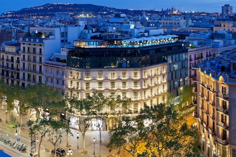 19世紀の邸宅を改装したホテルにステイ。サグラダ観光つき＆ビジネスクラス利用