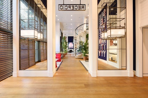 屋上にビーチクラブを併設!グラシア通りがすぐ近くの好立地なホテルにステイ。送迎つき