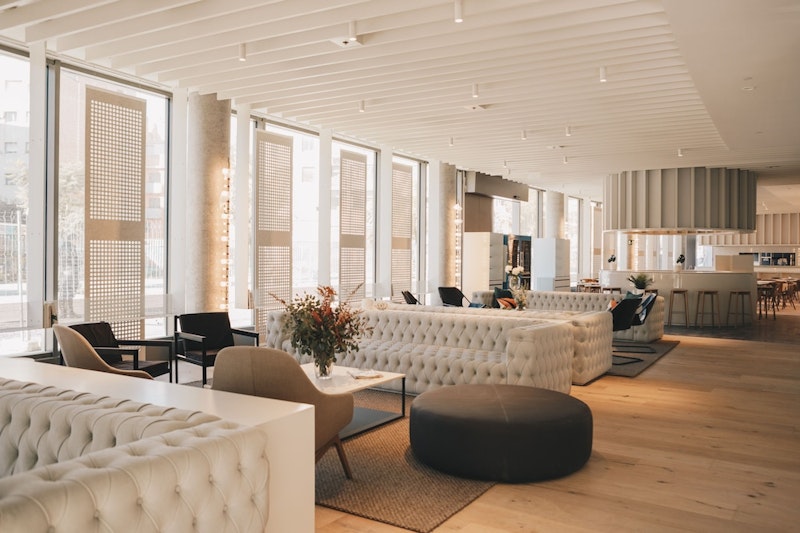 ショッピングセンターに直結！スペイン広場すぐのホテル滞在。ビジネスクラス利用