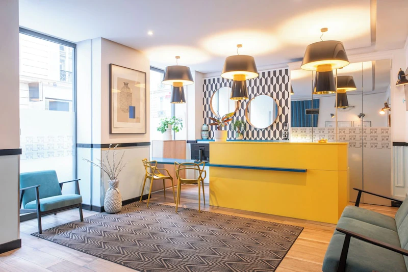 徒歩圏内に人気スポットが充実！スタイリッシュなホテルに宿泊。プレミアムエコノミー利用