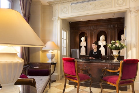 パンテオン向かいの好立地！ナポレオン様式の優美なホテルに宿泊。ビジネスクラス利用