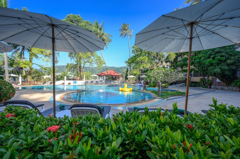 ビーチすぐの便利な立地！バー併設のプールつきホテル泊。往復送迎つき