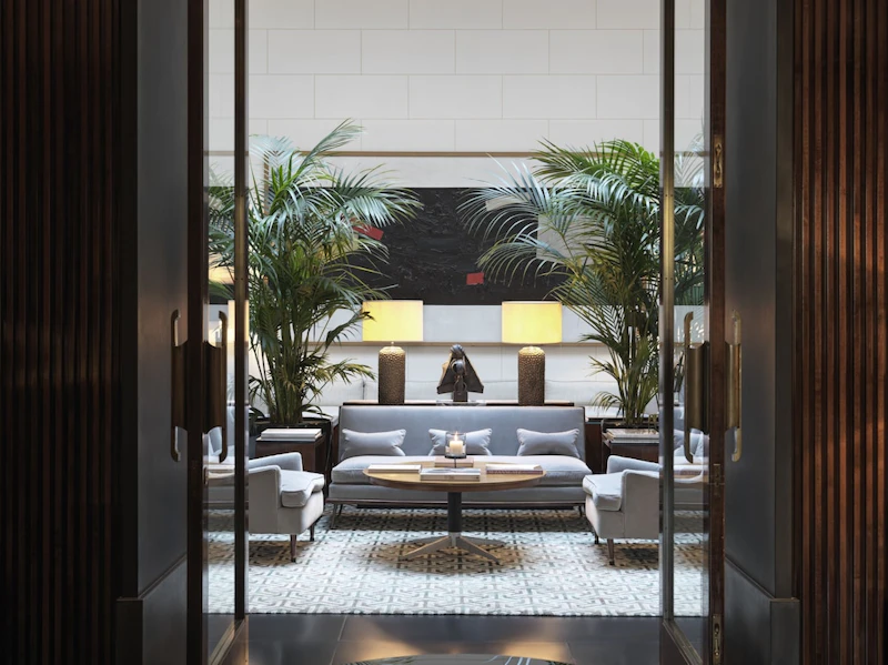 屋上ガーデンバーで開放感ばつぐん!洗練された5つ星ブティックホテルでぜいたく時間