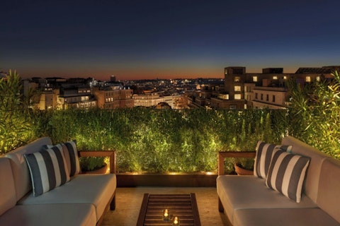 バルベリーニ広場から徒歩4分！美食も魅力の高級ホテルに宿泊。ナポリ＆ポンペイ観光つき