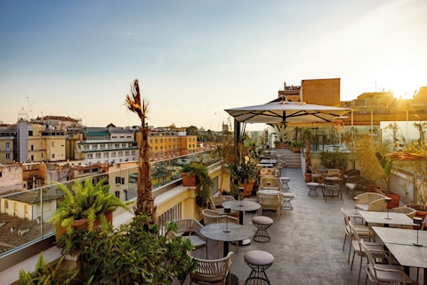 駅徒歩3分!銀行だった歴史ある建物を改装したモダンなデザインの高級ホテルに宿泊