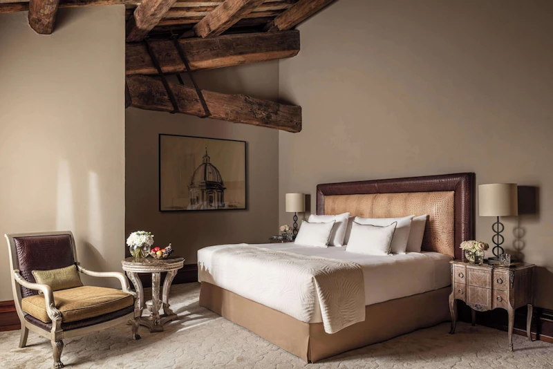 共和国広場に向かいあう三日月型の宮殿ホテルにステイ！駅も近くて便利