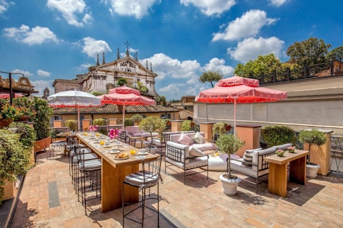 トレヴィの泉まで徒歩4分!ローマ最古の歴史あるホテルにステイ。ビジネスクラス利用