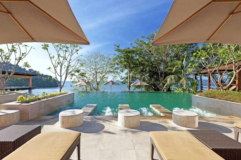 夕日をのぞめるプール完備！5つ星ホテルで至福ステイ。往復送迎つき