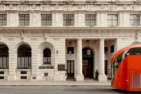 駅チカで金融街中心の好立地！銀行を改装した5つ星ホテルに宿泊。ビジネスクラス利用