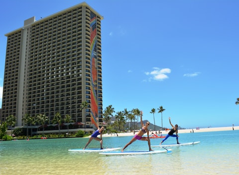 リピーターに根強い人気！何でもそろうヒルトンのオーシャンビュー泊　往復送迎つき