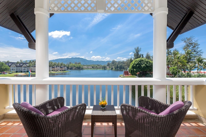 大きなプールが自慢！統合型リゾートにある豪華ホテル泊。往復送迎つき