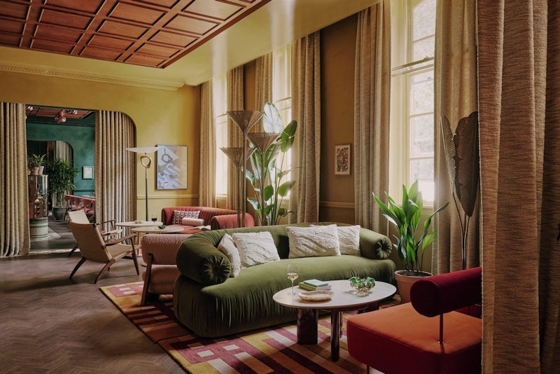 ヴィクトリアン様式のおしゃれな内装が魅力なアパート型ホテルに宿泊。JAL利用
