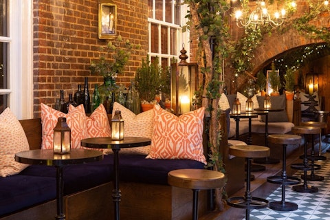 観光の拠点にぴったりなホテルに宿泊。コッツウォルズ1日観光つき!ビジネスクラス利用