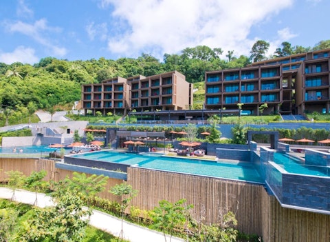 美しいと評判のナイハーンビーチはすぐ!豪華プールがあるあこがれの5つ星ホテル泊