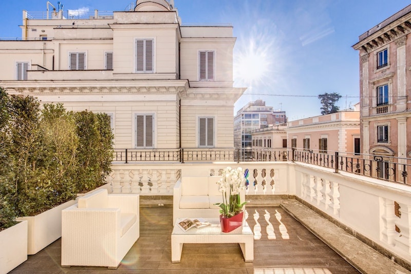 白を基調としたスタイリッシュなデザインのブティックホテルに宿泊!