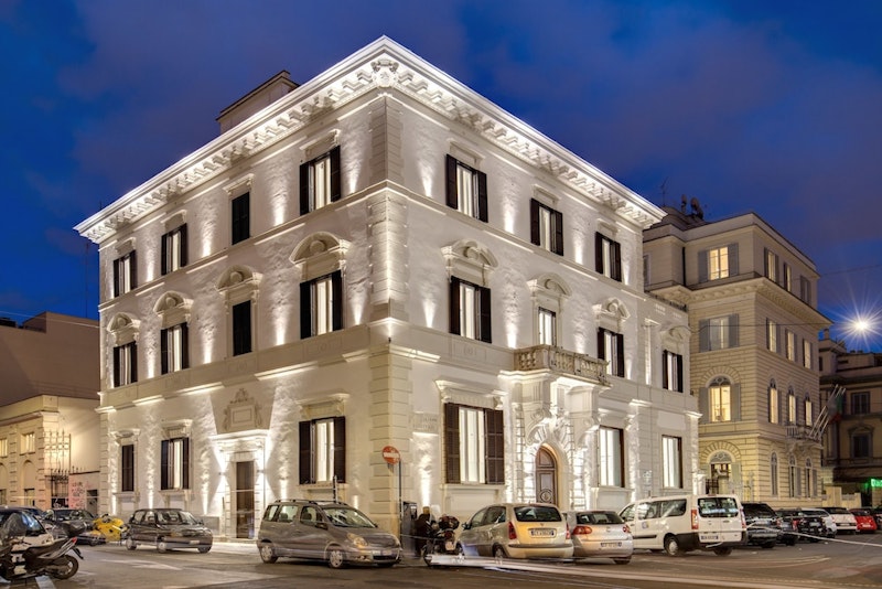 白を基調としたスタイリッシュなデザインのブティックホテルに宿泊！ビジネスクラス利用