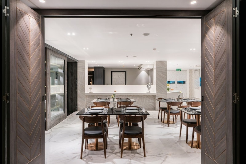 ニューハーフショー鑑賞つき！買い物や食を満喫できる好立地＆清潔感ある駅チカホテル泊