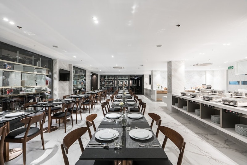 鉄道市場&水上マーケット観光つき!トンロー駅すぐそばのホテル泊。ビジネスクラス利用