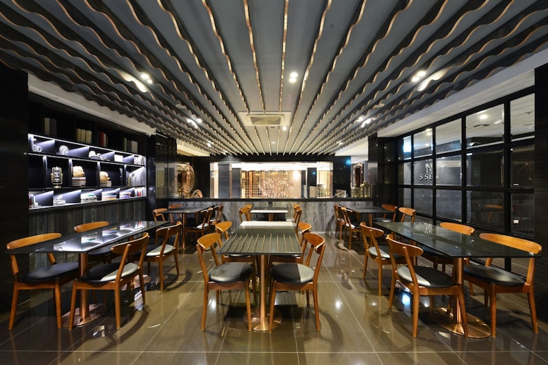 ピンクのガネーシャとワットパクナム観光つき!日系の快適ホテル滞在。ビジネスクラス利用