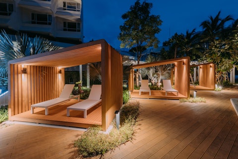 ビーチやバングラー通りに歩いて行ける好立地!豪華なプールがある4つ星ホテル泊