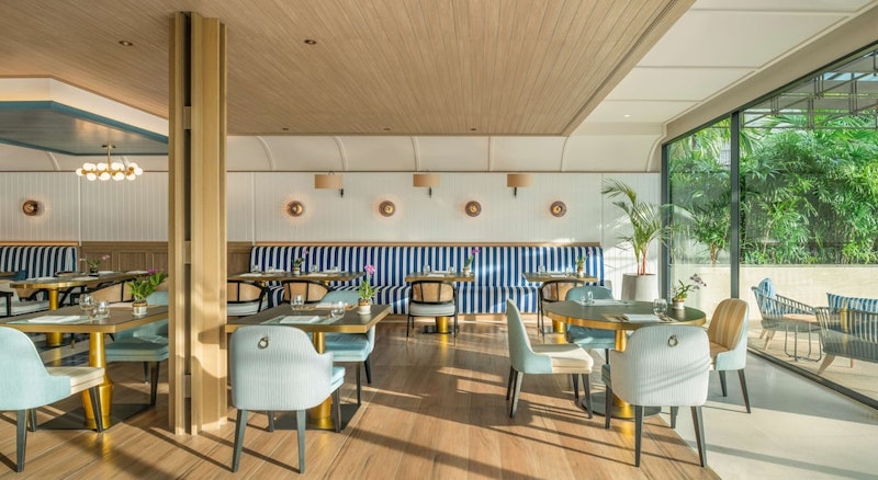 おもてなしや景色が自慢！ビーチすぐの豪華ホテル泊。往復送迎つき