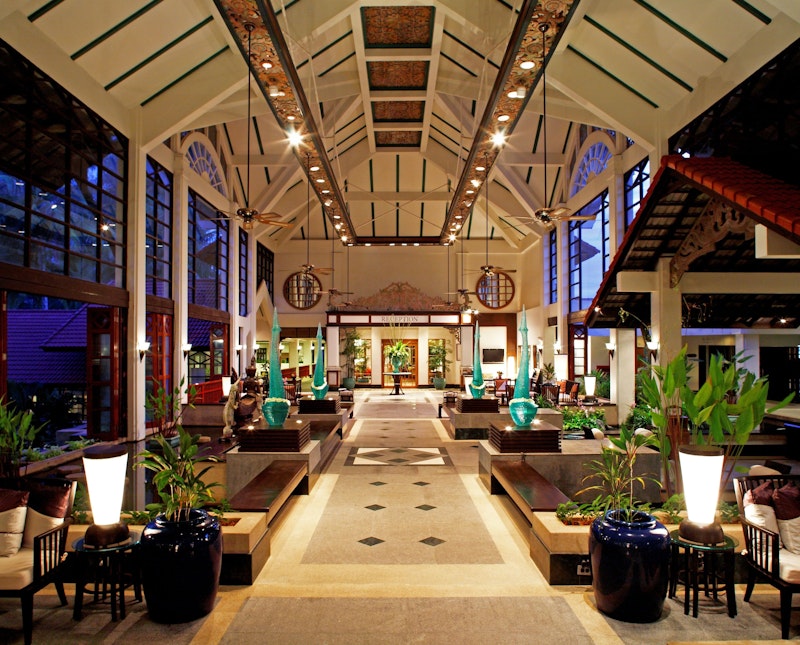 サンセットが自慢！充実の施設がそろった豪華ホテル泊。往復送迎つき