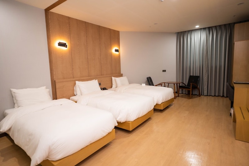 並び席確約🎈釜山駅から徒歩5分の便利な立地!ベッド3台をそなえた部屋に泊まる旅