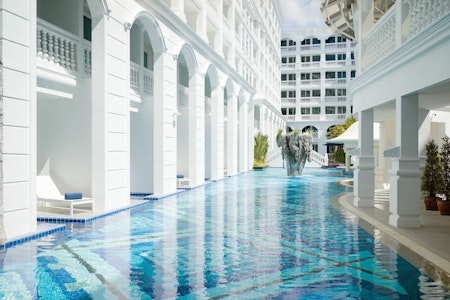 美しすぎるブルーのプールがある豪華5つ星ホテルで至福のひとときを満喫する旅！