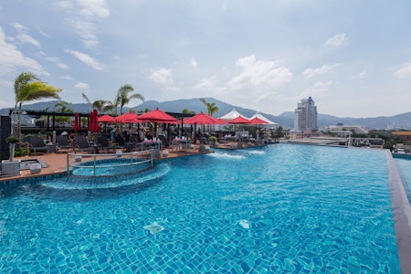 屋上プールから美しいビーチを一望できる4つ星リゾートホテルでプーケット満喫旅