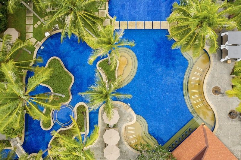 カップル旅ならコレ！専用プールつき＆優雅なヴィラ泊。往復送迎つき