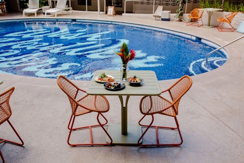 ロイヤルハワイアンセンターはすぐ!インテリアがおしゃれなホテル泊。JAL利用