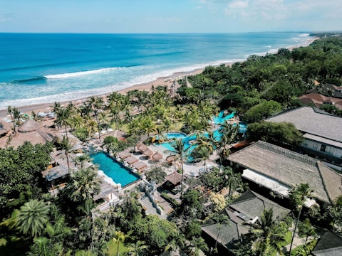 ホテル2大特典つき!アットホームな雰囲気のビーチ沿いホテルに滞在。ビジネスクラス利用