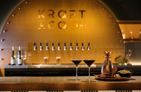 屋上プールやモダンなレストランがあるホテルに宿泊！川のほとりでゆったり滞在